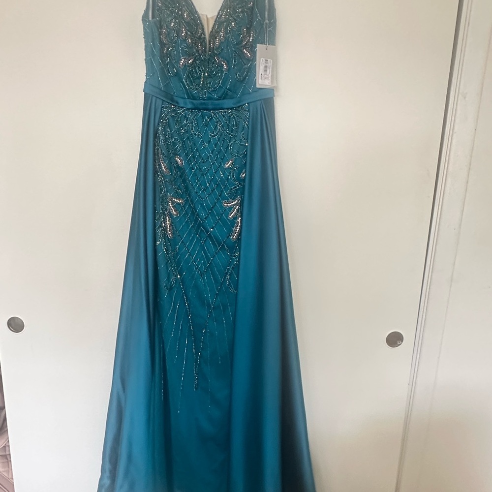 Elegant Teal Fidda Ballgown, retails over $600 size 38 about a 4-6